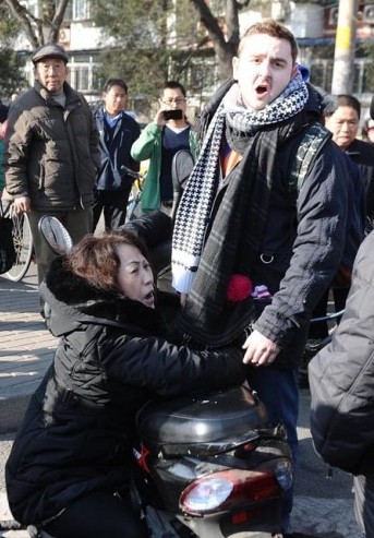 12月2日上午10時30分許，北京朝陽區(qū)一名女子在經(jīng)過騎車?yán)贤鈺r，雙方剮蹭后發(fā)生爭執(zhí)