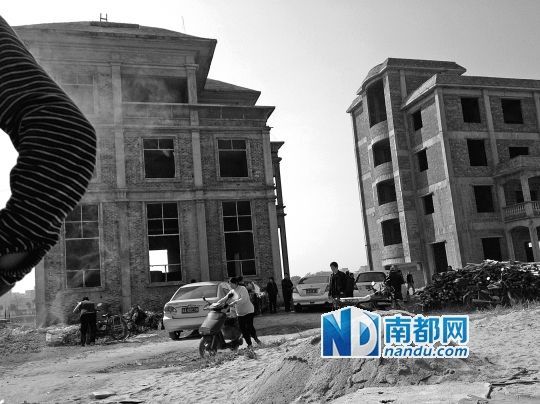 兩棟被舉報的違建樓下昨日一度聚集了超過百人，城管離開后逐漸散去。南都記者張志韜實習(xí)生宋超攝