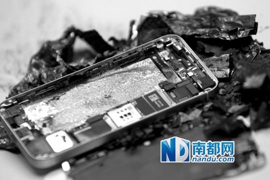 于先生的新iPhone5S手機(jī)直接“爆”廢。 南都記者劉有志攝