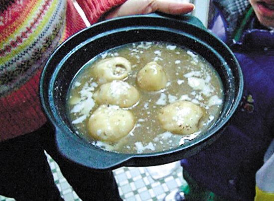 由于放置時(shí)間過久，鍋里的湯圓已經(jīng)非常大，湯圓皮上浮現(xiàn)很多白色物質(zhì)。