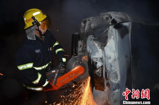 圖為消防人員破拆轎車，尋找4萬元現(xiàn)金。嚴(yán)光濤 攝