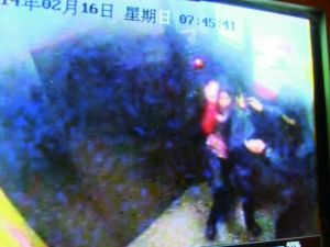男子尾隨侯某進(jìn)入電梯。