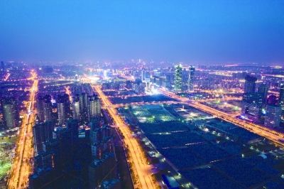 阮忠在青奧中心塔吊上拍攝的南京夜景。本版圖片由阮忠提供