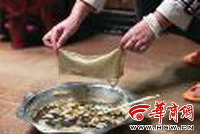 　　昨日，店方讓顧客觀看該火鍋制作時(shí)的監(jiān)控錄像本組圖片由本報(bào)記者黃利健攝