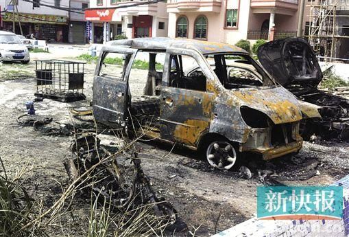 涉事面包車燒剩鐵殼。