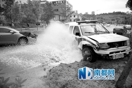 昨日，龍華金龍路，男子開走警車，后撞上消防栓停下，警車車頭受損。