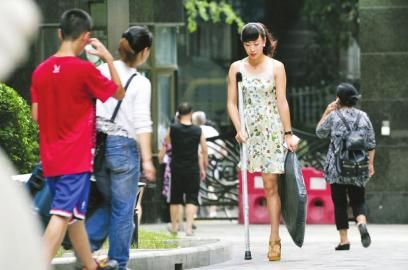 7月11日，阿依穿著高跟鞋在小區(qū)拿快遞。