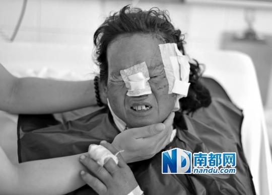 受狼群襲擊受傷較重的村民在接受救治。C FP圖片