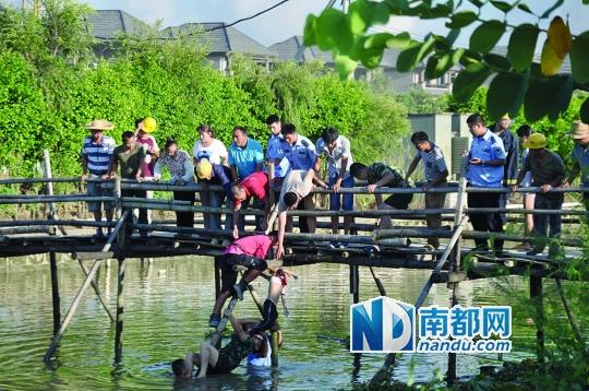 救援人員合力打撈起落水女孩，后經(jīng)醫(yī)護人員確認已經(jīng)死亡。受訪者供圖