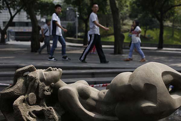 重慶律師抗議小學邊擺裸女像 遭回應:不懂藝術(shù)