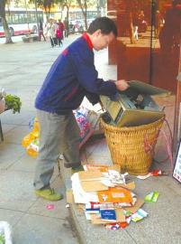 王光偉靠收廢品拾荒為生，每月僅有1000元的微薄收入。