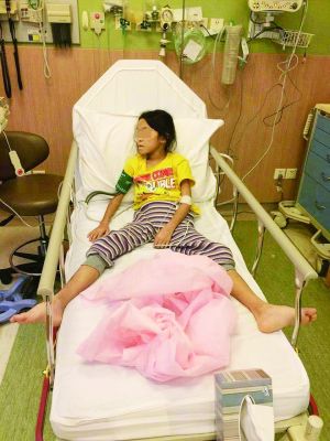 病危的8歲中國女孩菲比。
