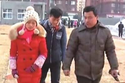 “失蹤”后又回家的越南新娘小吳(左)和家人到警方報(bào)案。視頻截圖