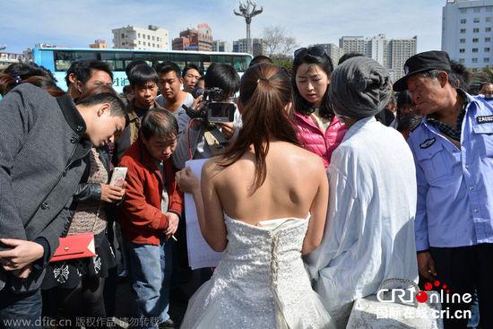 征婚引發(fā)民眾圍觀。
