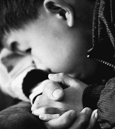 10歲小兒子緊緊握著哥哥的手。資料圖片