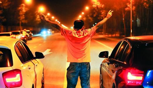 2013年8月25日凌晨，北京，在東壩大街路口進行的一場飆車。