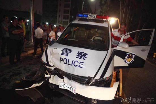 南都記者昨晚趕到現(xiàn)場時，交警及保險公司已經(jīng)在處理事故，現(xiàn)場有很多圍觀者。