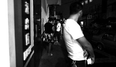 通過聊天軟件陌陌，男子小黃認識了女孩小李，兩三天后，兩人就住到了一起。但好景不長，兩人在一起僅過了十幾天，戀愛關(guān)系即破裂，小黃稱曾給小李花了一萬余元。日前，小黃以詐騙為由將小李帶到派出所。