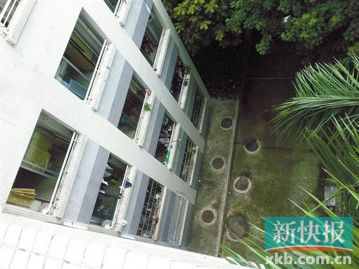 據(jù)目擊者稱,當時墜樓者躺在右排中、下兩個井蓋中間附近。