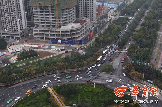 近日，不少通過陳楊寨轉盤的司機發(fā)現(xiàn)，4個方向的路口共新設了8個紅綠燈。
