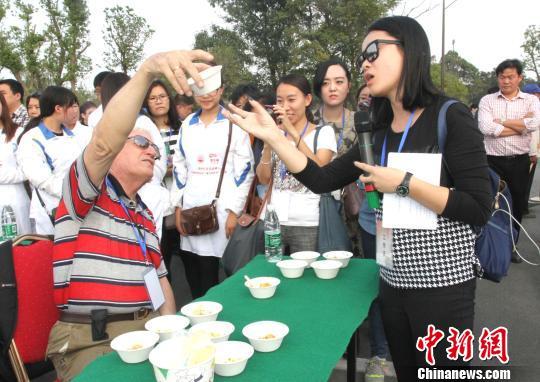 圖為外國(guó)友人品嘗揚(yáng)州炒飯?！〈藜衙鳌z