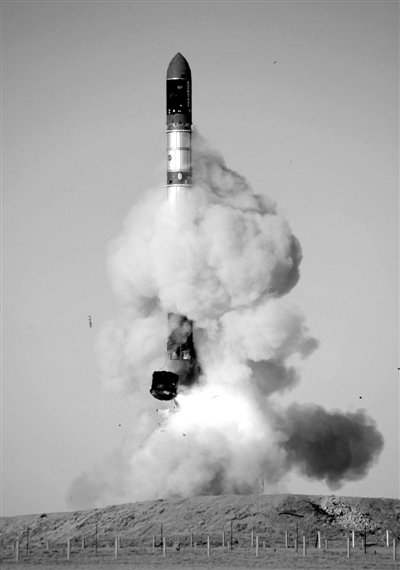 　2007年6月15日，俄羅斯在哈薩克斯坦的軍事場(chǎng)地試射一枚“RS-20”導(dǎo)彈。尚未有媒體公布新型固