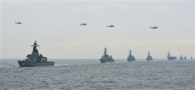 2012年10月14日，日本海上自衛(wèi)隊(duì)舉行閱艦式。2013年，日本自衛(wèi)隊(duì)時(shí)隔11年首增防衛(wèi)預(yù)算。資料圖片