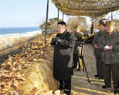 25日，朝鮮最高領(lǐng)導(dǎo)人金正恩指導(dǎo)朝鮮軍隊(duì)進(jìn)行登陸及反登陸訓(xùn)練。