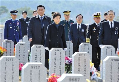 26日，韓國總統(tǒng)樸槿惠參加“天安”艦事件3周年紀(jì)念活動，悼念在事件中身亡的韓國士兵。