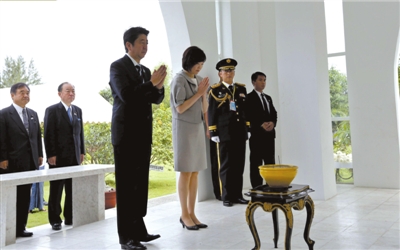 25日，緬甸仰光，安倍偕妻子參拜“二戰(zhàn)陣亡日軍墓”。圖/CFP