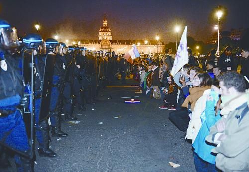 26日，法國反同性戀者與警察形成對峙之勢。