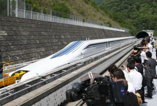 日本最新型磁懸浮列車登場，時速為500公里。