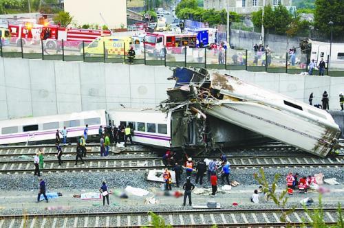 當(dāng)?shù)貢r間24日晚，西班牙一列火車在圣地亞哥-德孔波斯特拉附近脫軌，造成至少78人死亡、上百人受傷。