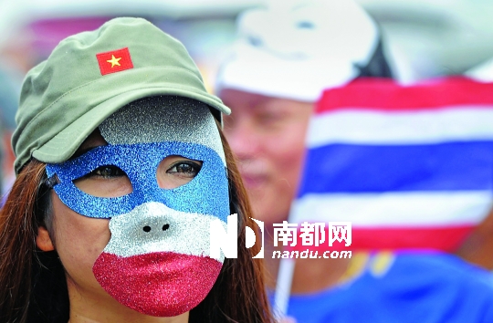4日，一名泰國反政府人士頭戴面具在首都曼谷參加集會。