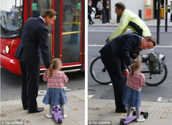 英國(guó)首相卡梅倫步行送女兒上幼兒園。