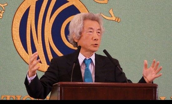 日本前首相小泉純一郎11月12日發(fā)表演說(shuō)，支持安倍晉三對(duì)中國(guó)強(qiáng)硬，并鼓動(dòng)其參拜靖國(guó)神社。