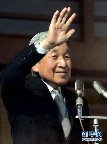 當(dāng)?shù)貢r(shí)間12月23日，在位于日本東京的皇宮，日本明仁天皇向民眾致意。