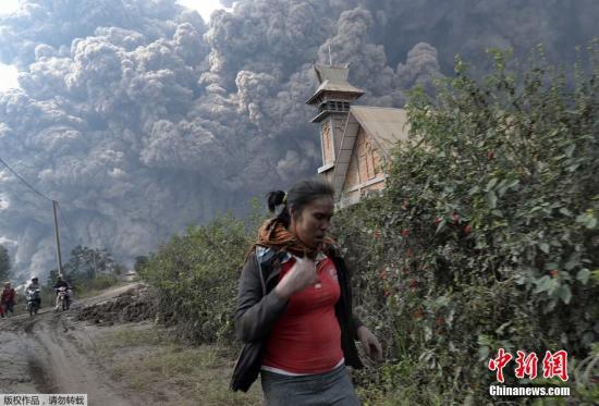 當(dāng)?shù)貢r(shí)間2月1日，印尼錫納朋火山持續(xù)噴發(fā)。