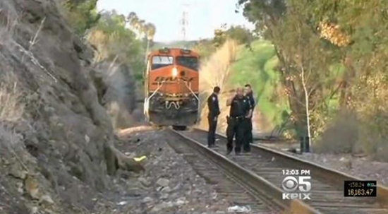 當時詹娜未注意火車駛來有真空效應，為撿手機而被吸入車底喪命。
