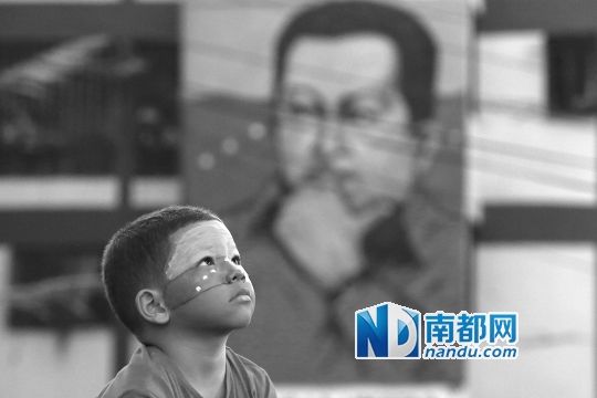 3月5日，一名委內(nèi)瑞拉兒童仰望天空，他身后是查韋斯的陵墓。