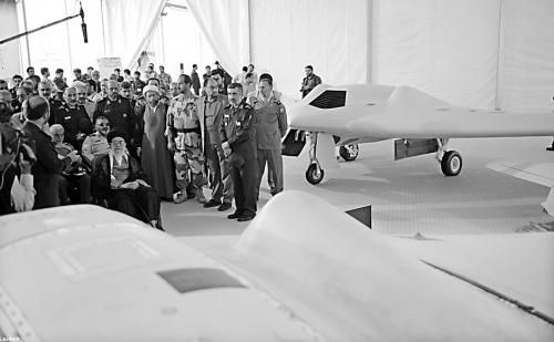 　哈梅內(nèi)伊（中）11日參觀伊朗版RQ-170無人機。