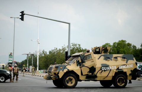 近日，尼軍警加強了對首都區(qū)的安保。 李涼 攝
