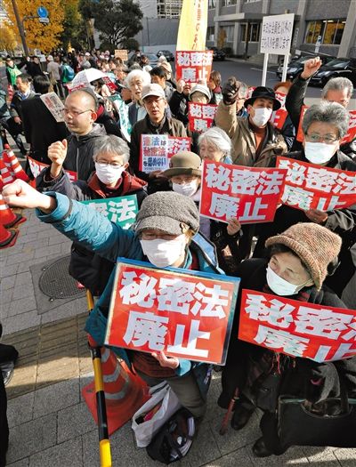 10日，日本東京，民眾聚集在首相官邸前，抗議當(dāng)天生效的《特定秘密保護(hù)法》。