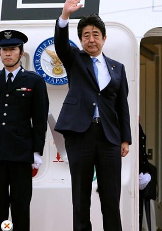 安倍在機(jī)場(chǎng)告別，面色凝重