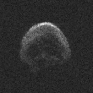 這顆彗星外形酷似骷髏頭，表面甚至可分出眼鼻。