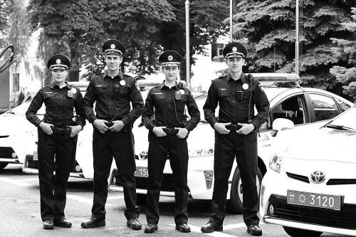 烏克蘭新警察在警車旁帥氣亮相。