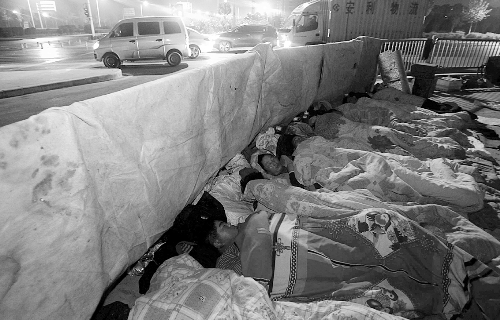 在寒冷的冬夜，為了能省點(diǎn)錢，方便接活，民工們?nèi)运跇蛳隆? complete=