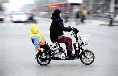 昨日下午，隴海西路桐柏路口，紅燈亮起的瞬間一輛電動(dòng)車闖過路口。