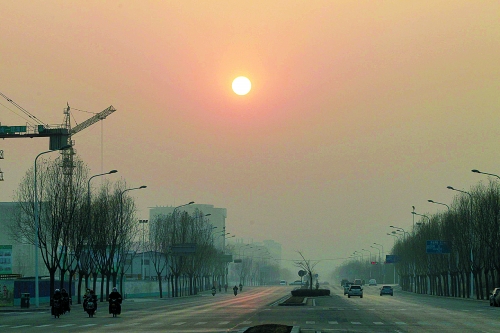 昨日天空放晴，雖然天還不是那么藍，但也給大家?guī)砗眯那椤? complete=