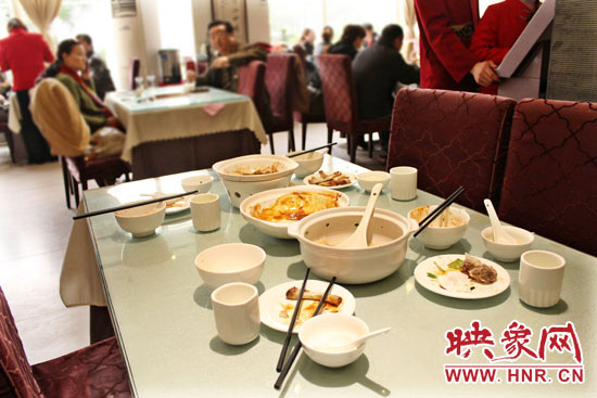 3月22日，阿五美食英協(xié)路店幾位顧客用完餐后，盤子里的食物所剩無(wú)幾。